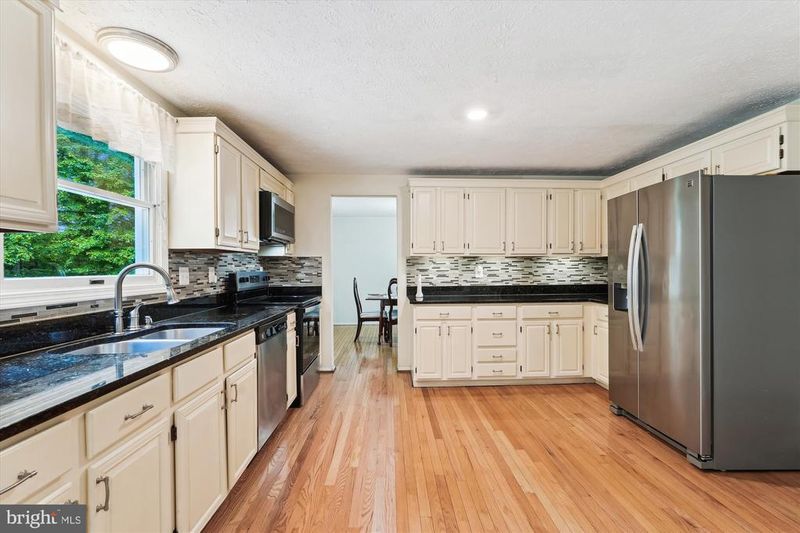 7613 Timbercrest Dr, Rockville, MD 20855
