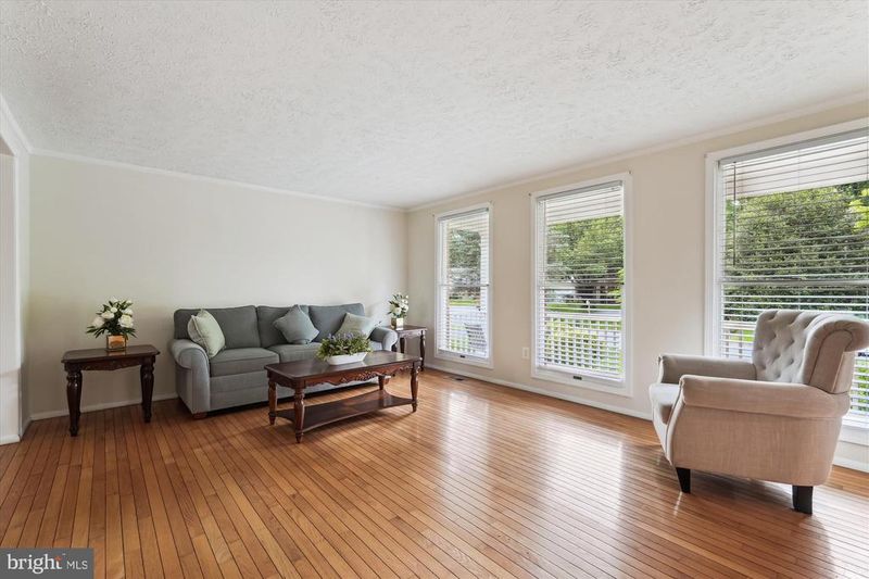 7613 Timbercrest Dr, Rockville, MD 20855