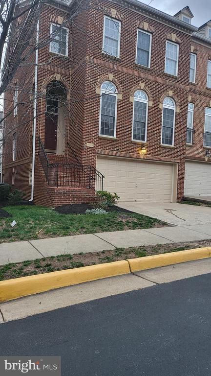9239 Point Replete Dr, Fort Belvoir, VA 22060