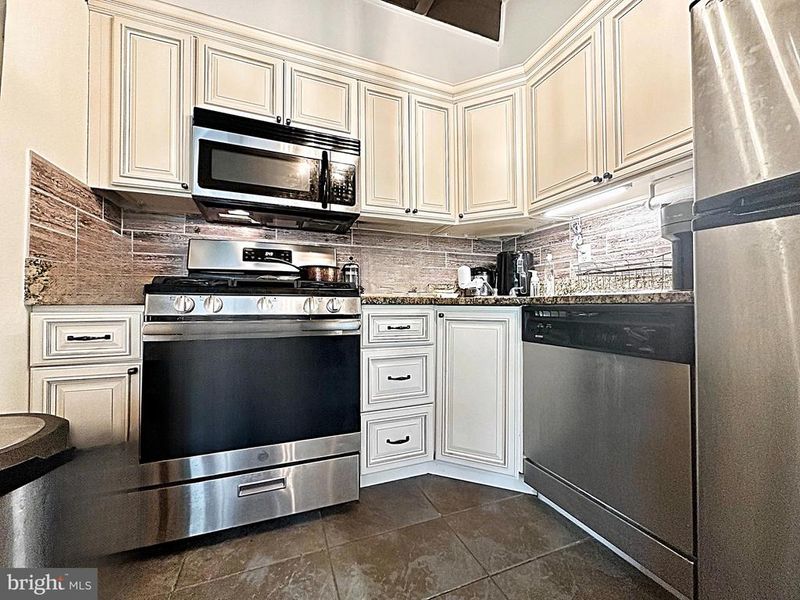 7839 Enola St #204, Mclean, VA 22102