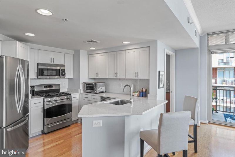 4490 Market Commons Dr #602, Fairfax, VA 22033
