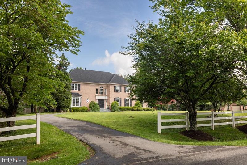8809 Saunders Ln, Bethesda, MD 20817