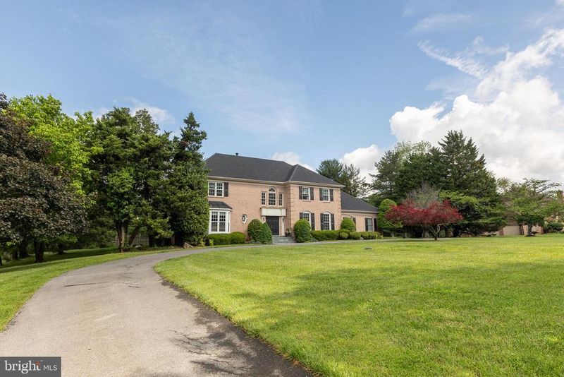 8809 Saunders Ln, Bethesda, MD 20817
