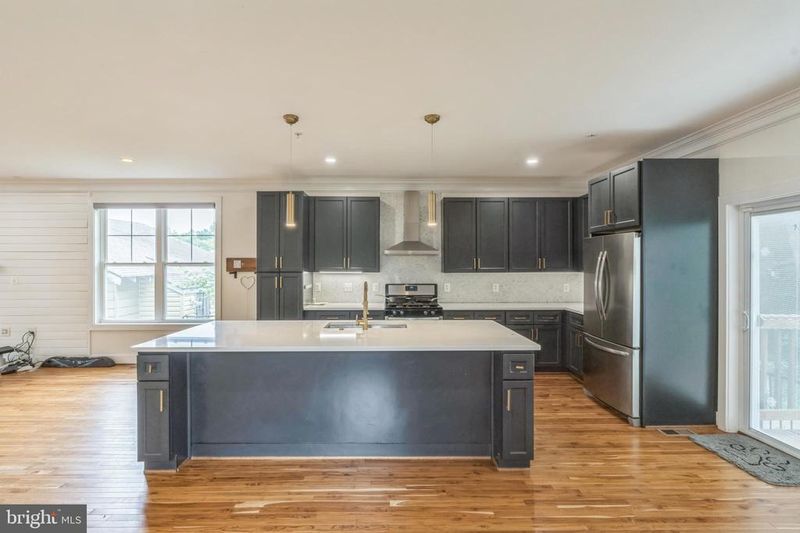 3708 37th St, Mount Rainier, MD 20712