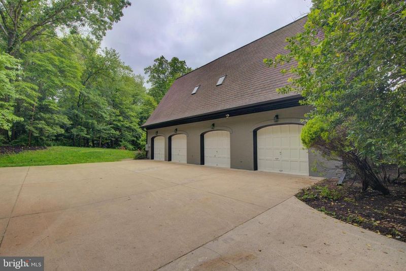 10124 Wendover Dr, Vienna, VA 22181