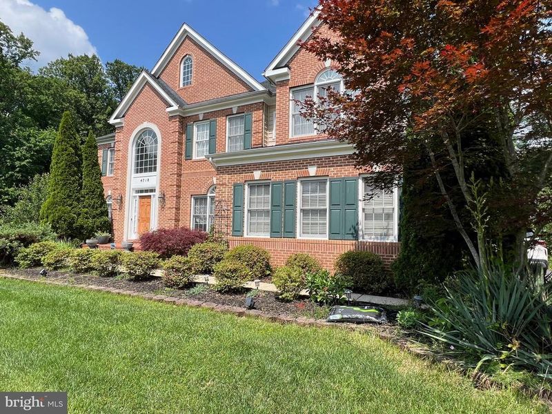 4718 Village Dr, Fairfax, VA 22030