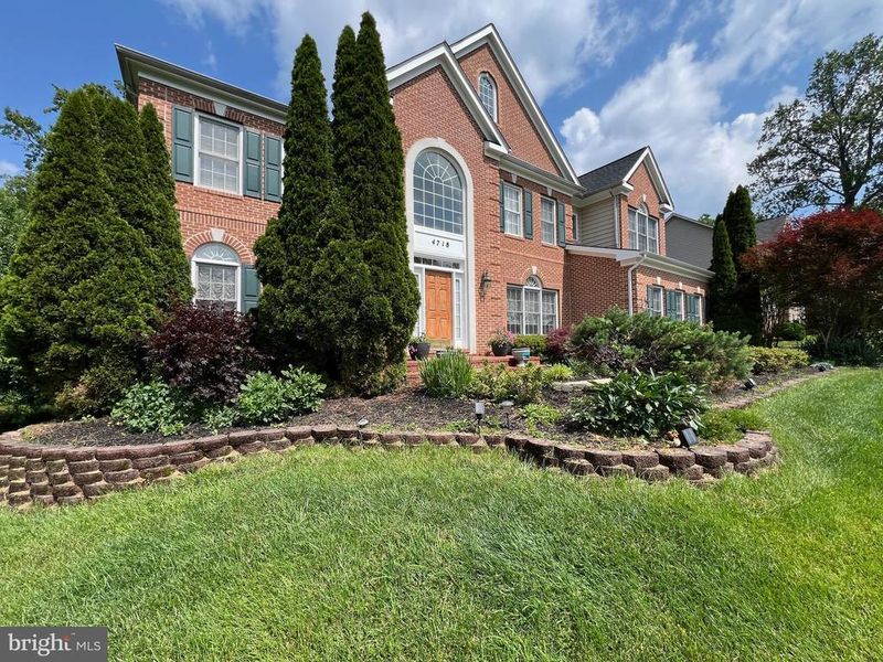 4718 Village Dr, Fairfax, VA 22030