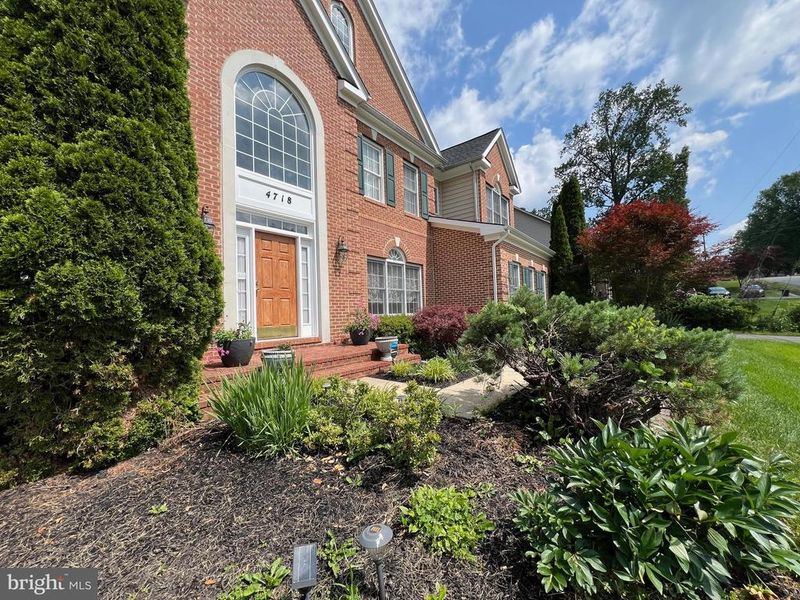 4718 Village Dr, Fairfax, VA 22030