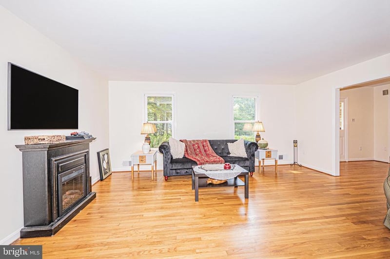 7111 Cheshire Ct, Alexandria, VA 22307