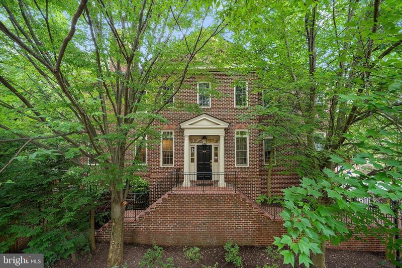 2011 Mayfair Mclean Ct, Falls Church, VA 22043