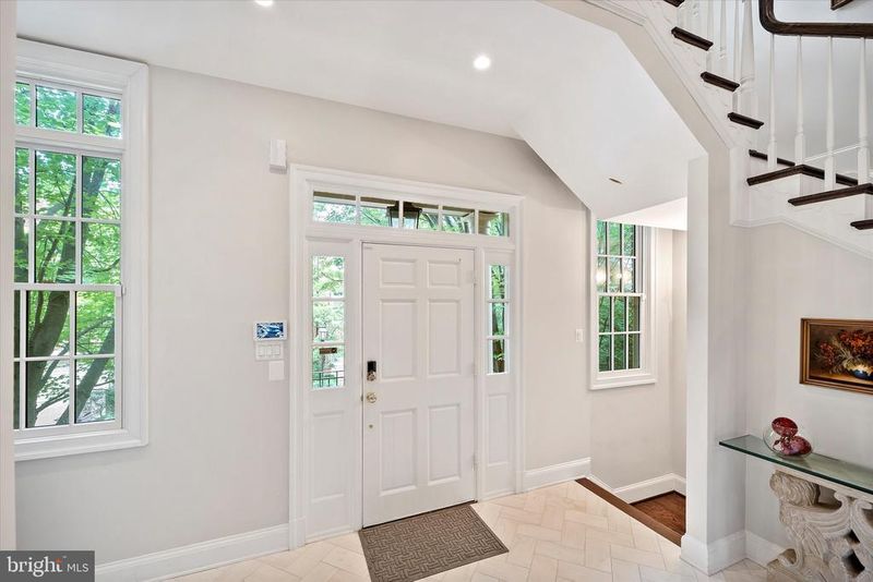 2011 Mayfair Mclean Ct, Falls Church, VA 22043
