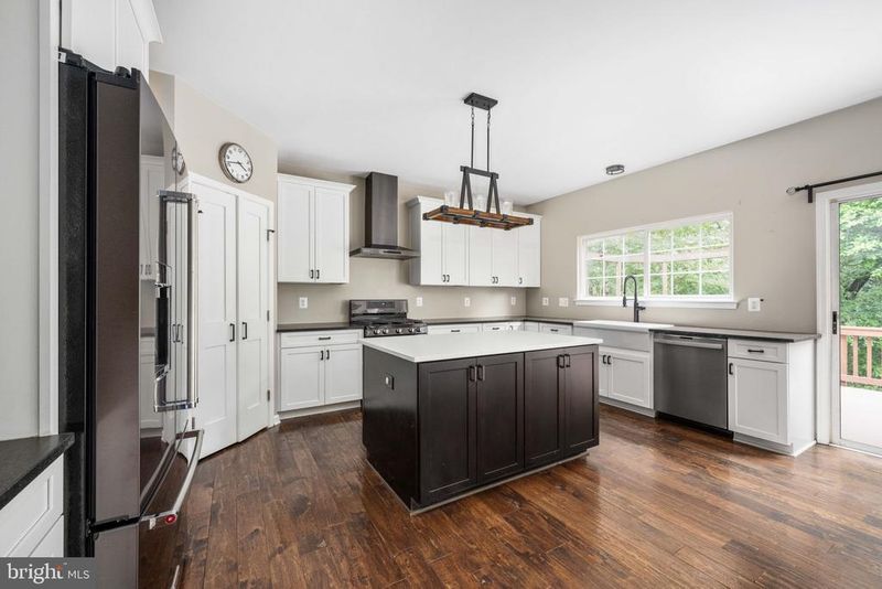 5942 Fincastle Dr, Manassas, VA 20112