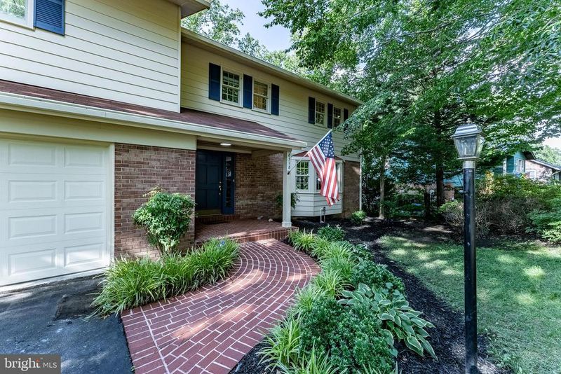 8318 Oakford Dr, Springfield, VA 22152
