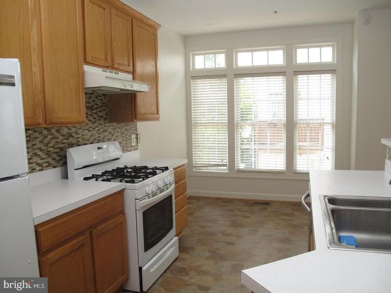 8176 Skelton Cir, Falls Church, VA 22042