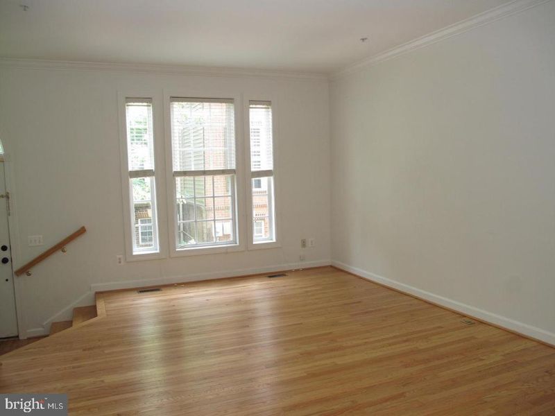 8176 Skelton Cir, Falls Church, VA 22042