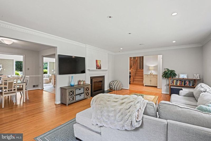 8633 Janet Ln, Vienna, VA 22180