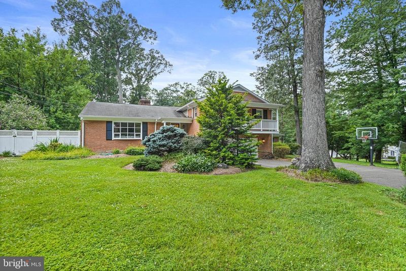 8633 Janet Ln, Vienna, VA 22180