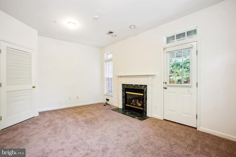 2975 Huntington Grove Sq, Alexandria, VA 22306