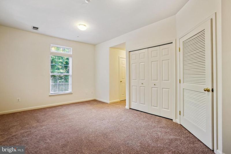 2975 Huntington Grove Sq, Alexandria, VA 22306