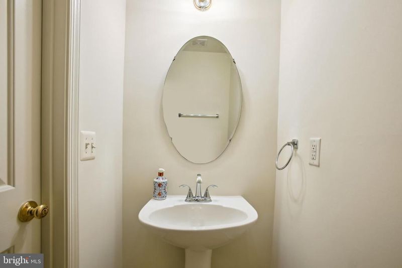 2975 Huntington Grove Sq, Alexandria, VA 22306
