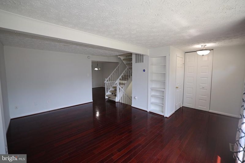 5564 Caithness Ct, Fairfax, VA 22032