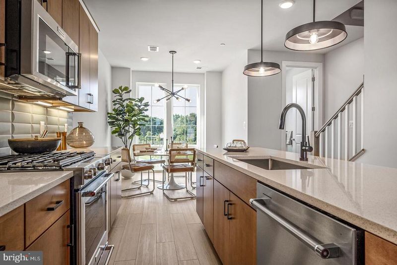 2608 Fall Line St, Alexandria, VA 22301