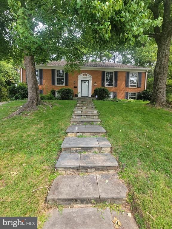 7063 Wolftree Ln, Rockville, MD 20852