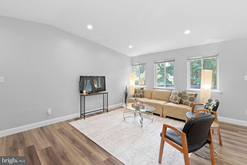 913 Mcdaniel Ct, Herndon, VA 20170