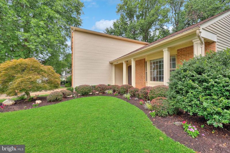 8304 Forestree Ct, Vienna, VA 22182