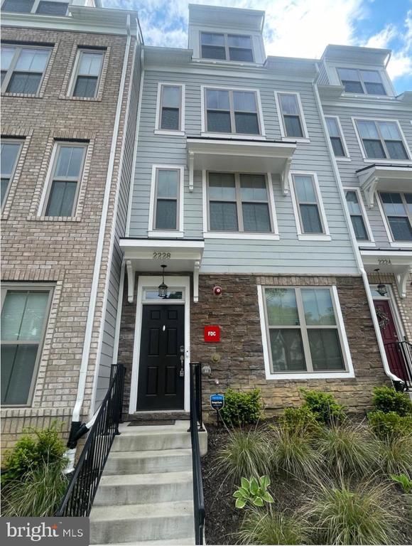 2228 S Glebe Rd, Arlington, VA 22207