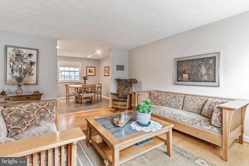 9810 Brightlea Dr, Vienna, VA 22181