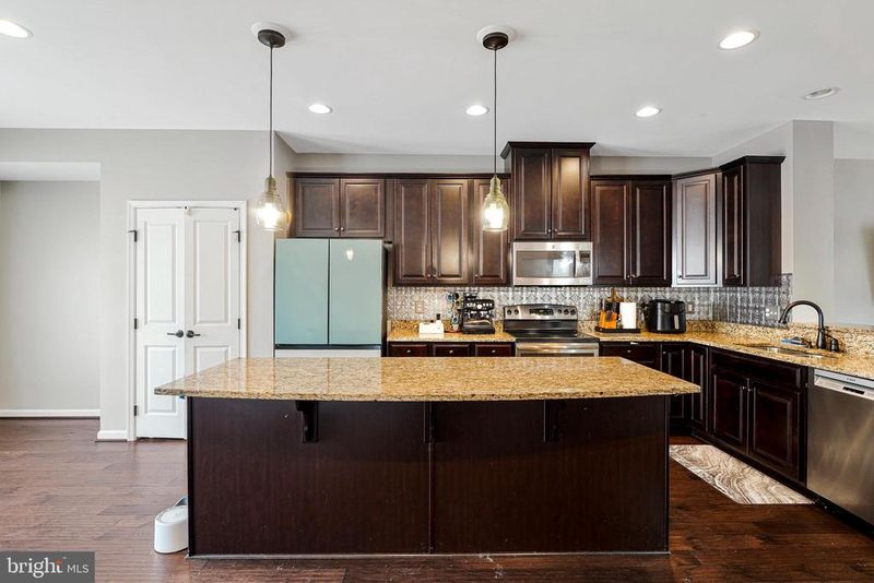 7109 Santa Cruz Pl, Gainesville, VA 20155