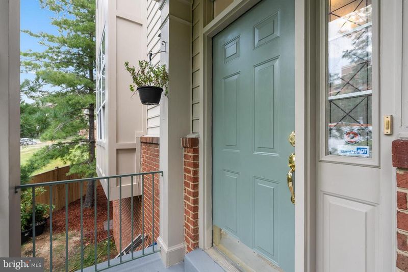 417 Clayton Ln, Alexandria, VA 22304