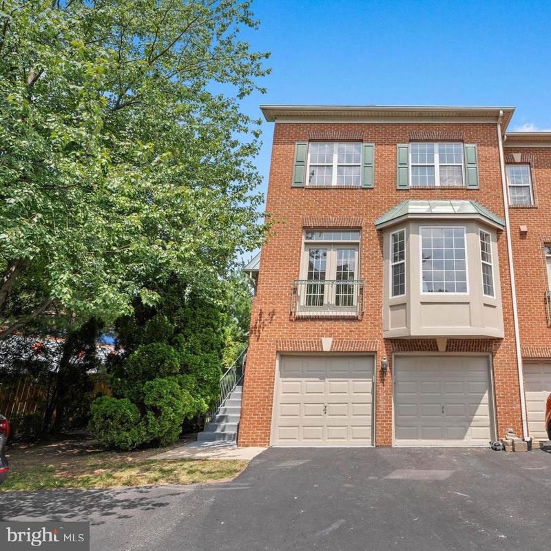 417 Clayton Ln, Alexandria, VA 22304