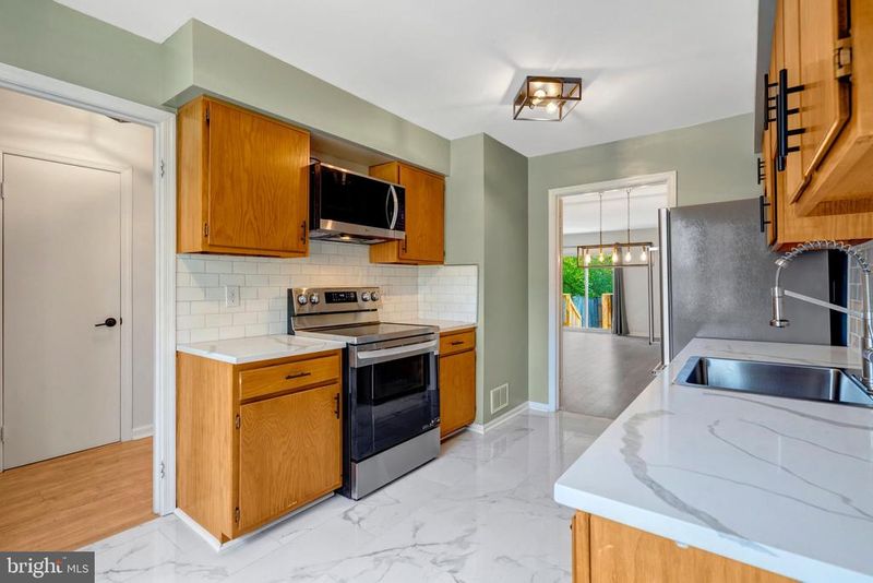 12931 Ridgemist Ln, Fairfax, VA 22033