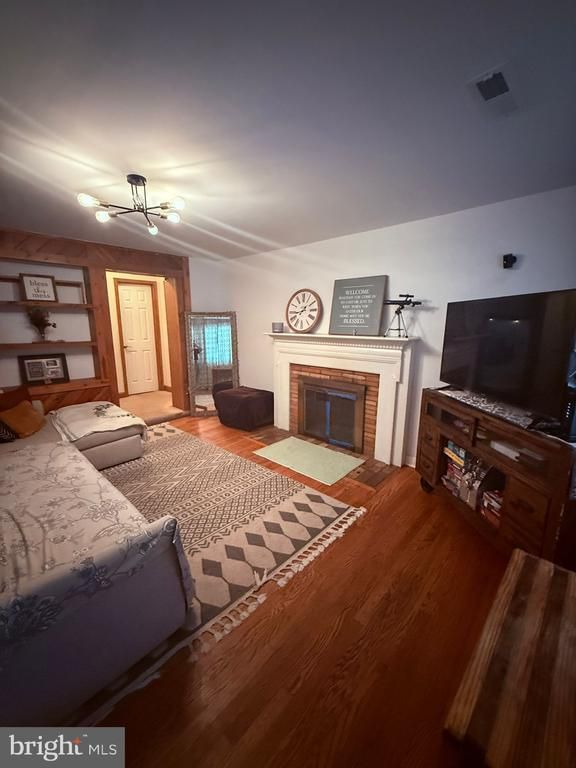 18318 Sharon Rd, Triangle, VA 22172