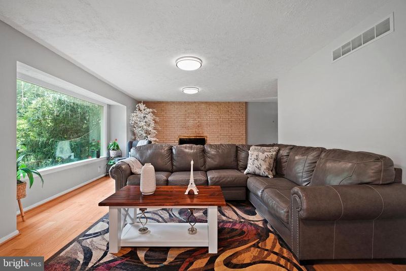 5400 Woodlyn Ct, Frederick, MD 21703