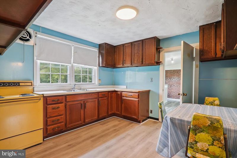 7001 Presley Rd, Lanham, MD 20706