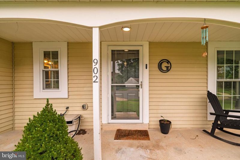 902 Old River Way Ct, Sterling, VA 20164