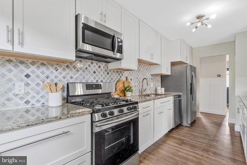 556 Crestpark Dr, Glen Burnie, MD 21061