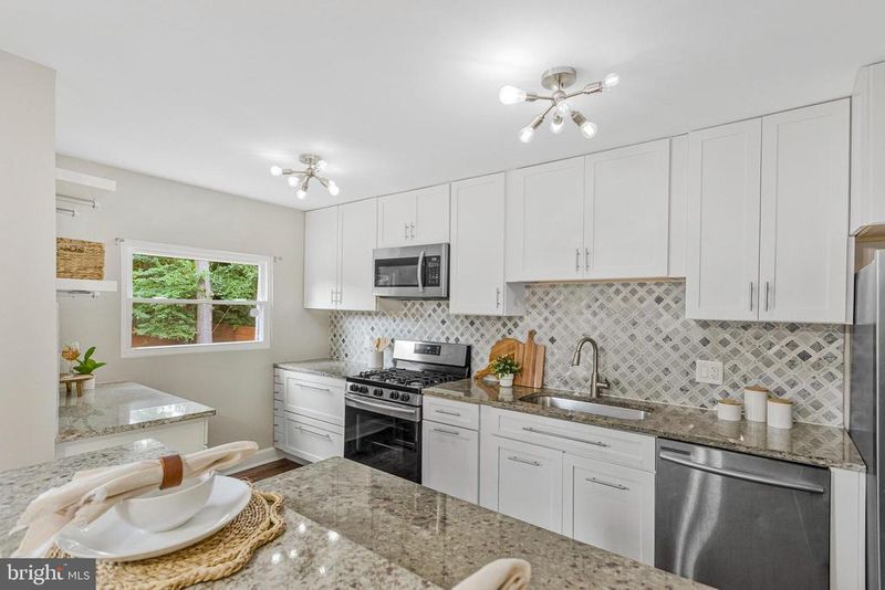 556 Crestpark Dr, Glen Burnie, MD 21061