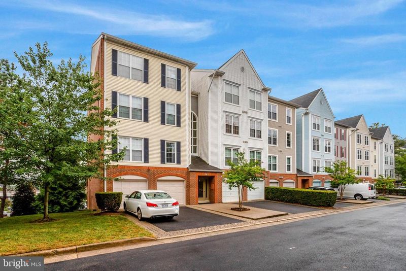 245 S Pickett St #102, Alexandria, VA 22304