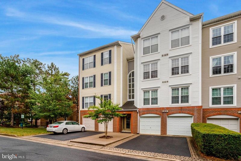 245 S Pickett St #102, Alexandria, VA 22304