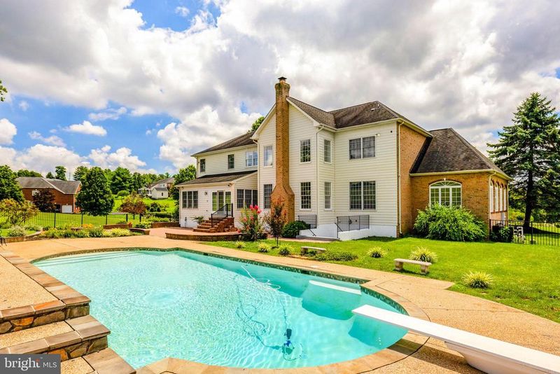 40870 Beechnut Rd, Leesburg, VA 20175