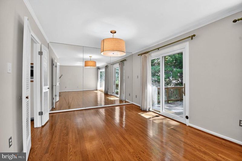 8233 Stonewall Dr, Vienna, VA 22180