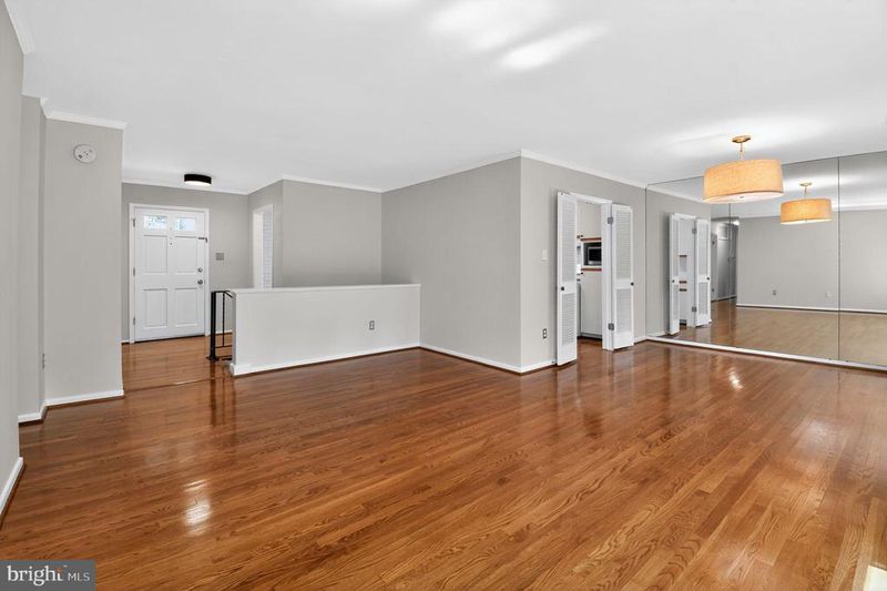 8233 Stonewall Dr, Vienna, VA 22180