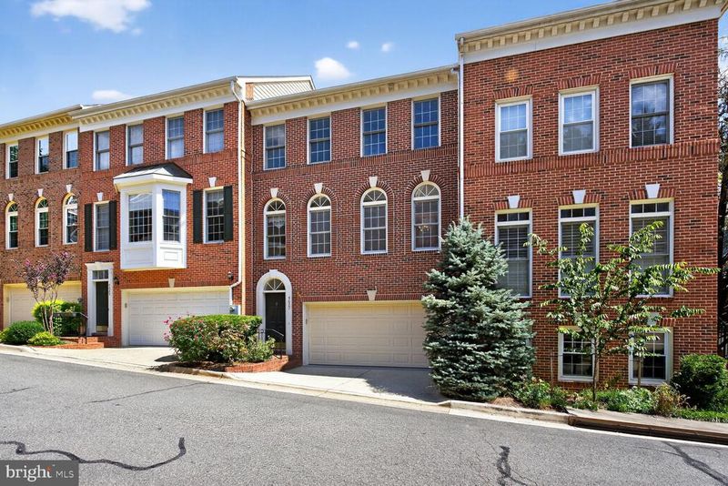 4627 Knight Pl, Alexandria, VA 22311