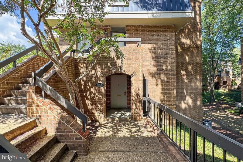 1681 S Hayes St #1, Arlington, VA 22202