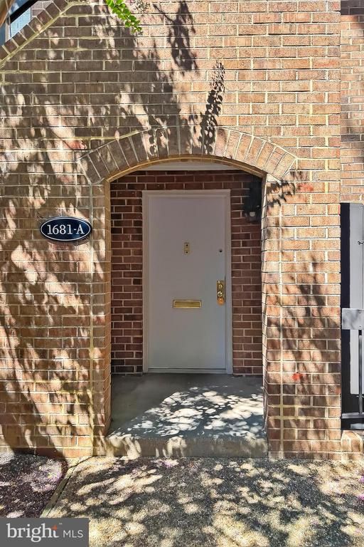 1681 S Hayes St #1, Arlington, VA 22202