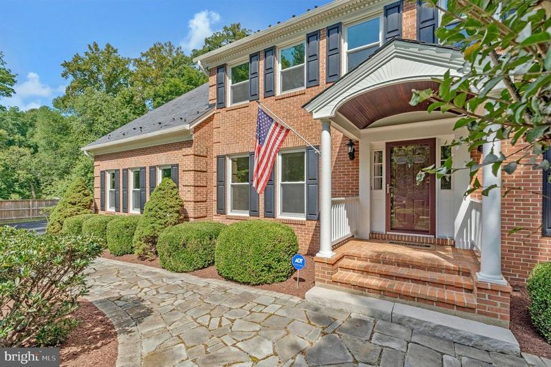 116 Lake Dr, Sterling, VA 20164